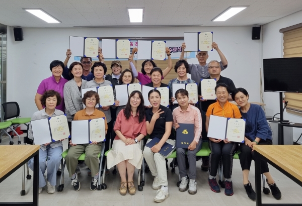 함양군은 7월 29일 상림공원 항노화관 1층 회의실에서 수료생 16명 등이 참석한 가운데 ‘함양군 헬스투어 전문가 2기 양성교육 수료식’을 개최했다.