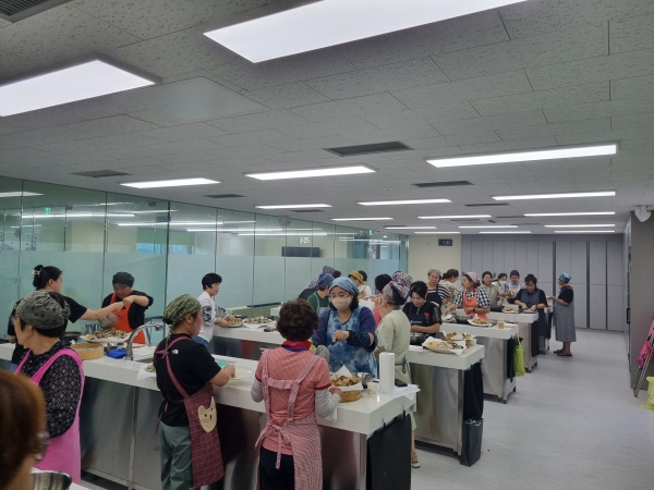 거창군은 미래농업복합교육관 식생활교육장에서 거창군생활개선회원 143명을 대상으로 4회에 걸쳐 전통음식(전통부각) 전승교육을 시행했다고 4일 밝혔다.