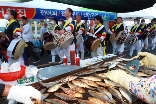 ‘제20회 사천시 삼천포항 자연산 전어축제’가 제6호 태풍 ‘카눈’의 영향으로 행사일정이 축소·변경된다.