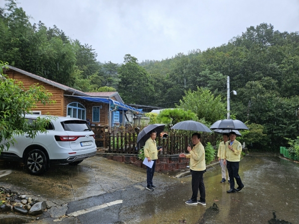 김진부 경남도의회 의장은 9일 경상남도 서부지역본부장(신대호), 진주시 관계자들과 함께 제6호 태풍 ‘카눈’에 대비해 산림재해취약지구 등을 방문하여 현장점검을 실시하였다.