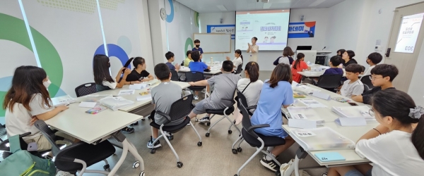 함안군은 여름방학을 맞아 학생들이 스스로 그리는 미래를 실현할 수 있도록 창의인재 육성 프로그램인 ‘초등 진로 아카데미’와 ‘중학생 자기주도학습 캠프’를 함안군 평생학습관에서 실시했다.