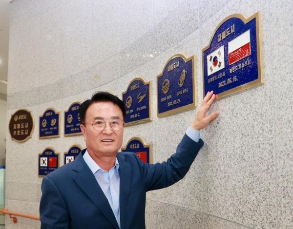사천시는 지난 17일 세계적 항공우주도시인 폴란드 제슈프시와 체결한 자매결연을 기념하기 위해 시청 1층 로비에 자매도시 현판을 설치했다.
