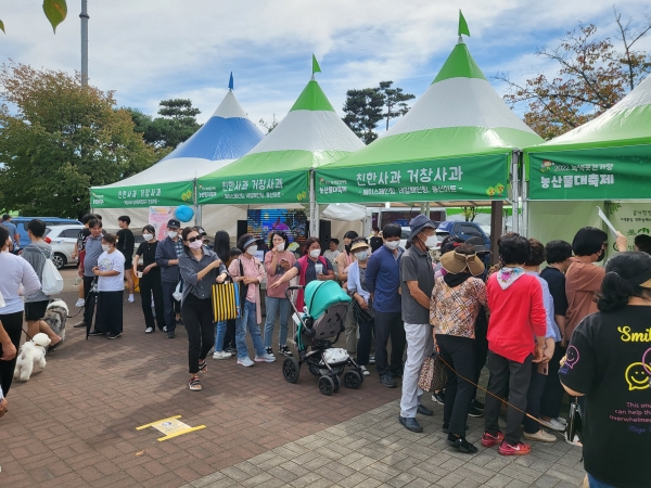 거창군은 오는 10월 12일부터 15일까지 4일간 거창스포츠파크 일원에서 개최되는 거창한마당대축제의 주요행사인 ‘녹색곳간거창 농산물 대축제’에서 향토음식관, 농특산물 판매관을 운영할 참가자를 다음 달 1일까지 모집한다.