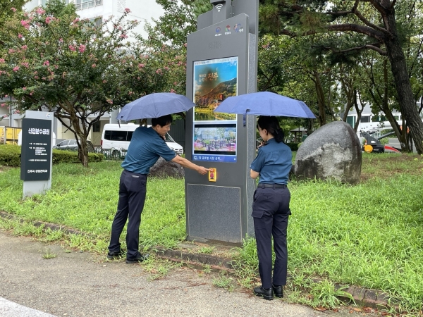 진주경찰서(서장 진훈현)는 특별치안활동의 범위가 등산로와 근린공원까지 확대 시행되면서 진주 관내 근린공원의 방범시설물에 대한 일제 점검에 나섰다.