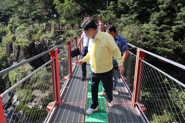 고성군은 이상근 군수 및 관계자 등이 지난 25일 동해면 구절산 폭포암을 찾아 최근 늘어난 방문객들로 인한 지역 주민의 불편을 해소하기 위한 방안을 논의했다고 26일 밝혔다.