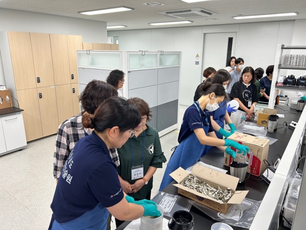 경상남도 수산안전기술원(원장 송상욱)은 29일 오전 멸치권현망수협 위판장 및 기술원 분석실에서 ‘제3회 도민참여 수산물 방사능 검사’를 실시했다.
