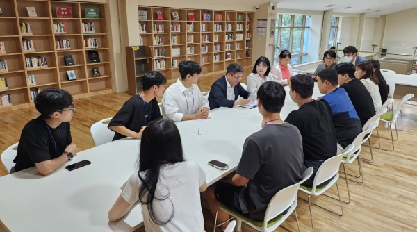경상국립대학교(GNU) 권순기 총장은 8월 29일 오전 10시부터 진주시 지수면 K-기업가정신센터에서 총학생회 간부학생 등 12명이 참석한 가운데 ‘K-기업가정신과 청년 학생들의 역할’이라는 주제로 간담회를 열었다.
