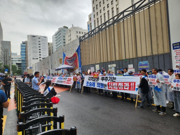 우주항공청 설립을 위한 특별법이 국회의 거듭된 파행으로 진통을 겪고 있는 가운데 경남도민들의 ‘뿔난 민심’이 더불어민주당을 향하고 있다.