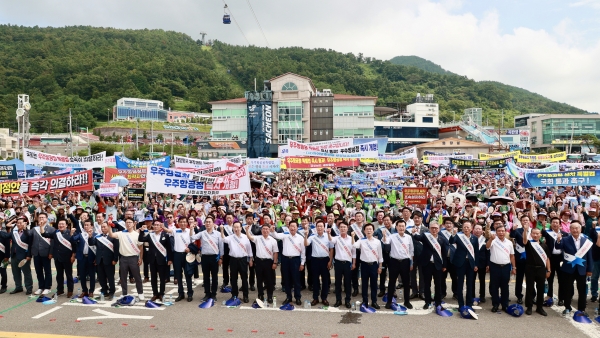 우주항공청 설치 특별법 제정을 촉구하는 경남도민 궐기대회가 3일 오전 10시 사천시 삼천포공대교공원에서 도민 5000여명여 참여한 가운데 개최됐다.