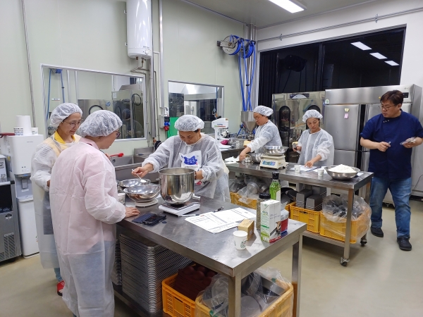 거창군은 지난 1일 농업기술센터 농산물가공지원센터에서 수료생 8명과 행복농촌과장, 담당자 등이 참석한 가운데 '지역농산물 활용 제과제빵 아카데미' 수료식을 개최했다.