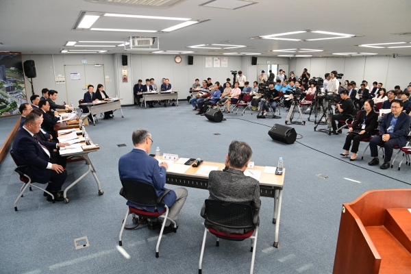 ‘진주시 시내버스 준공영제’ 도입을 위한 주민발안 조례가 추진됨에 따라 일반 시민을 대상으로 한 공청회가 5일 진주시청 문화강좌실에서 개최됐다.
