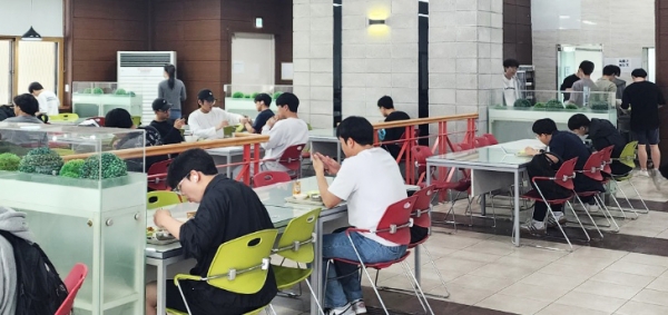 경상국립대학교(GNU·총장 권순기) 학생처는 여름철에 발생하기 쉬운 식중독을 예방하기 위해 8월 7일부터 24일까지 학내 급식시설 위생검사를 한 결과 모두 안전한 것으로 나타났다고 밝혔다.