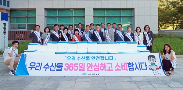 사천시는 8일 일본 원전 처리수 방류에 따라 위축된 수산물의 소비 촉진을 장려하고 지역 상인들의 고통을 분담하기 위해 ‘우리 수산물 먹방’에 이어 ‘활어회 구매하기 행사’를 열었다.