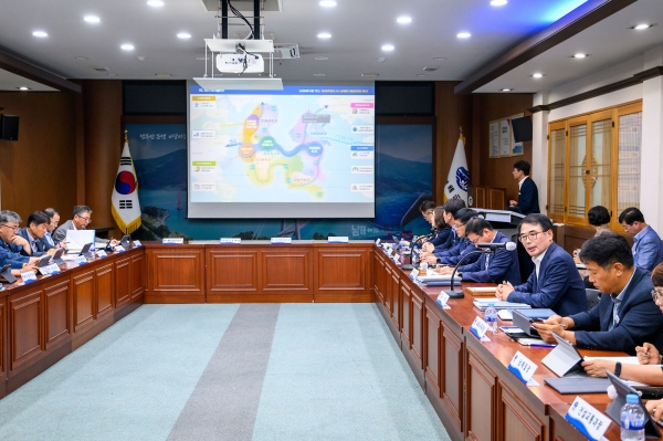 남해군은 11일 오전 군청 대회의실에서 ‘남해∼여수 해저터널 대비 핵심전략 과제’ 보고회를 개최하고 핵심전략 29건을 확정했다.