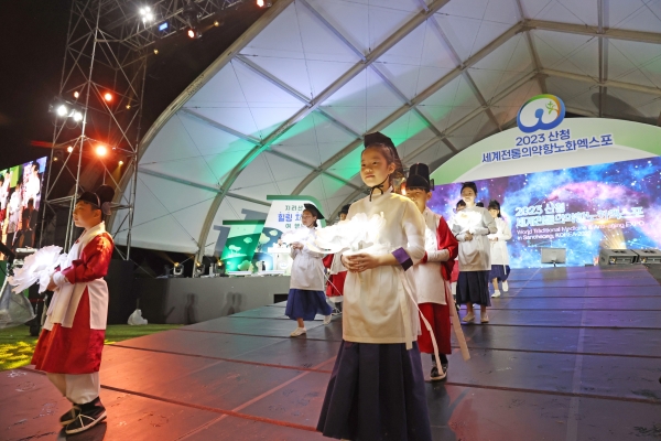 전통의약의 우수성을 널리 알리고 웰니스 산업의 저변 확대를 위한 ‘2023 산청세계전통의약항노화엑스포’가 15일 개막했다.