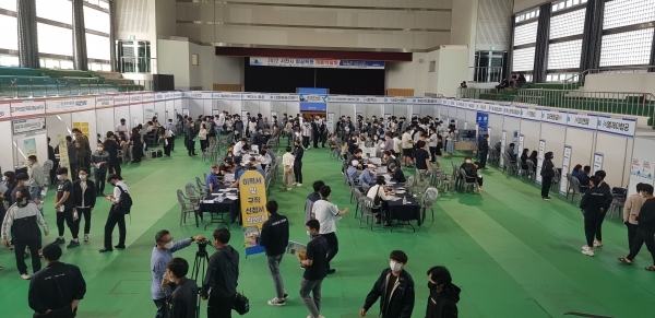 사천시가 오는 21일 오후 1시부터 5시까지 사천체육관에서 ‘2023 우주항공특화 채용박람회’를 개최한다고 18일 밝혔다.