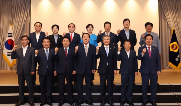 김진부 경남도의회 의장이 18일 ‘지방의회 인사청문회 면책특권 부여’를 건의했다.