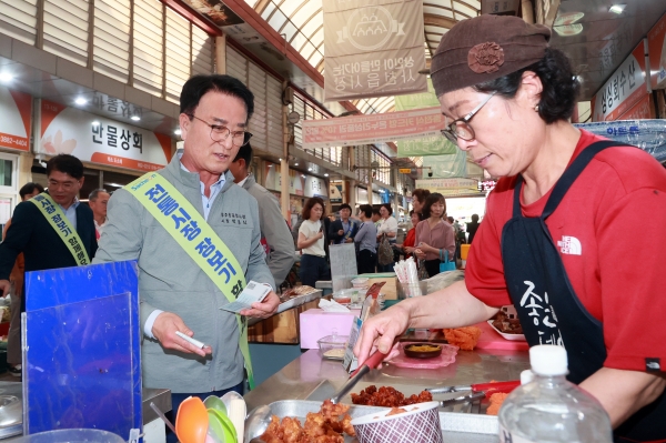 사천시는 추석 명절을 맞아 생활물가 상승 및 내수경기 악화 등으로 침체된 전통시장을 살리기 위해 지난 19일 사천읍시장에서 '전통시장 이용하기 및 물가안정 캠페인'을 실시했다.