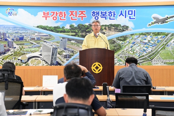 진주시가 최근 잇따라 발생한 싱크홀 사고와 관련해 1600억원을 투입하여 노후 수도관을 교체하기로 하는 등 재발 방지대책을 발표했다.