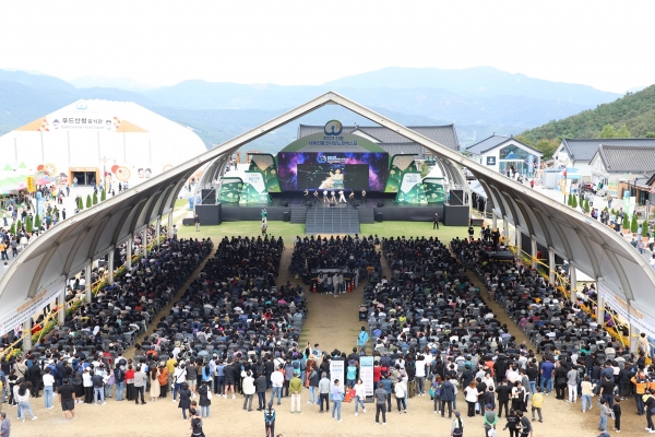 2023산청세계전통의약항노화엑스포가 개장 24일 만에 관람객 수 100만 명을 돌파했다.