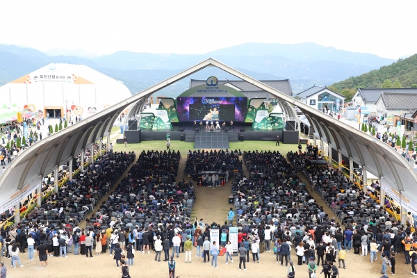 2023산청세계전통의약항노화엑스포가 개장 24일 만에 관람객 수 100만 명을 돌파했다.
