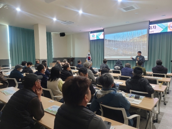 거창군은 11일 선진 재배기술 다축 전문인력 육성과 체계적인 교육으로 신기술 도입 시 위험요인(리스크) 최소화를 위해 미래형 사과원 아카데미 6기 교육생을 모집한다고 밝혔다.