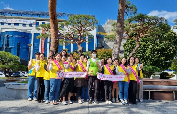 거창군은 지난 11일 제18회 임산부의 날을 맞아 군청 앞 로터리 일대에서 임산부 배려 문화를 확산하고 출산과 양육의 어려움을 해결하고자 임산부 배려 홍보 캠페인을 펼쳤다.