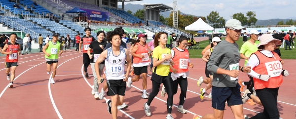 거창군은 제78회 군민체육대회가 지난 13일 거창스포츠파크 일원에서 읍면 선수와 관계자 등 2,500여 명이 참가한 가운데 성황리에 개최됐다.