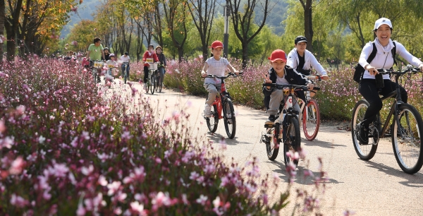 거창군은 2023 거창한마당대축제 마지막 날인 지난 15일 ‘제3회 자전거 투어 창포원 소풍’ 행사를 개최했다.