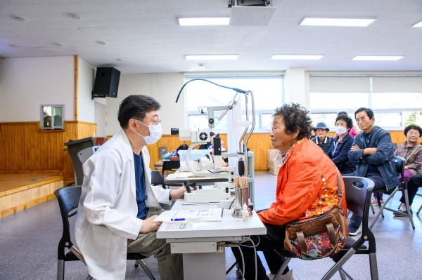 남해군보건소는 지난 16일 남면종합복지회관에서 지역 어르신 대상 무료 안(眼)검진을 실시했다고 밝혔다.