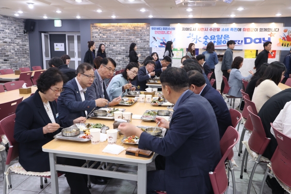 의령군은 지난 18일(수) 군청 구내식당에서 수산물로 점심 식사 메뉴를 구성한 ‘수(水)요일엔 수(水)산물 먹는 데이(day)’ 행사를 진행했다.