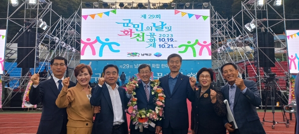 새마을운동남해군지회 이철세 이사(前 새마을운동남해군지회장)가 지난 19일 남해군 공설운동장에서 개최된 ‘제29회 군민의 날 및 화전문화제’ 기념식에서 지역사회 발전과 군민화합에 기여한 공로를 인정받아 사회봉사‧효행부문 군민대상을 수상했다.