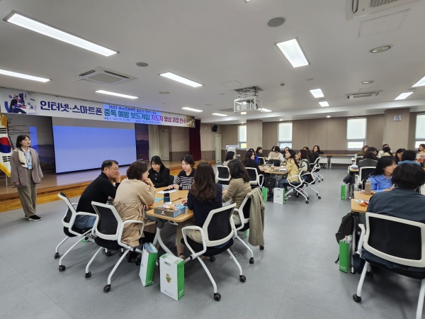 진주교육지원청(교육장 이외숙) Wee센터에서 전문상담인력들의 역량 강화를 위해 지난 19일 전문상담인력(전문상담교사, 전문상담사, 임상심리사 총 50명)을 대상으로 ‘인터넷·스마트폰 중독 예방 보드게임 지도자 양성 과정 연수’를 운영했다.