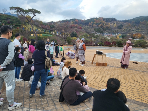 합천군(군수 김윤철)은 대장경테마파크에서 기록문화를 직접 보고, 배우고, 체험할 수 있는 ‘2023 대장경 기록문화축제’를 오는 27일부터 29일까지 3일간 개최한다.