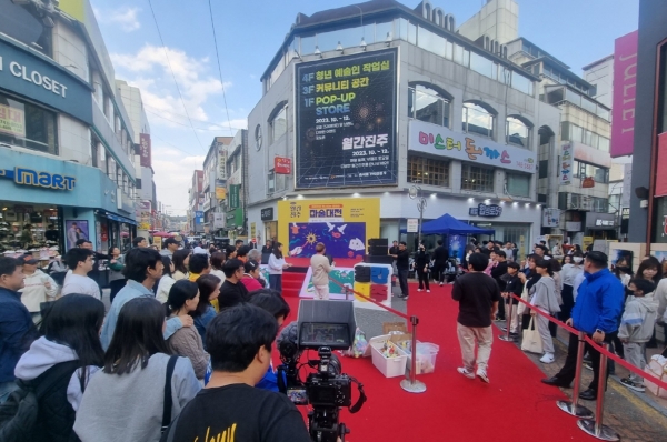 진주시 대안동 로데오거리에서 10월 14일부터 12월 23일까지 매월 둘째, 넷째 주 토요일 ‘월간진주’ 행사가 개최되고 있는 가운데, 지난 28일 2회차 행사 '마술대전'이 열렸다.