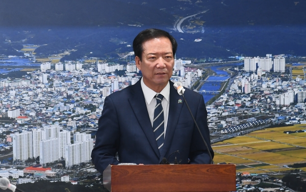 구인모 거창군수는 최근 간부공무원의 여경 성추행 사건과 관련해 기자회견을 갖고 군민 등에게 사과하고 재발 방지를 약속하는 담화문을 발표하였다.