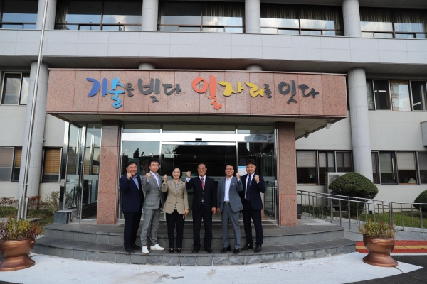 진주폴리텍대학(하정미 학장)은 지난 3일 학교법인 한국폴리텍 임춘건 이사장직무대리가 방문해 캠퍼스 운영 현안에 대해 논의했다고 6일 밝혔다.