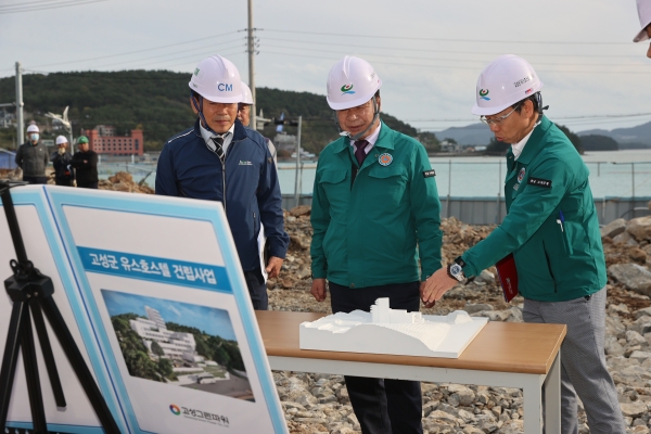 이상근 고성군수는 6일 고성읍 신월리 일원에서 진행 중인 고성군 유스호스텔 건립사업의 현장 점검을 진행했다.