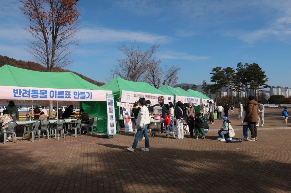 진주시는 오는 18일 오전 11시부터 오후 4시까지 신안동 강변무대 옆 잔디광장과 충무공동 진주종합경기장 야외공연장에서 ‘2023 진주시 반려동물 문화행사’를 개최한다.