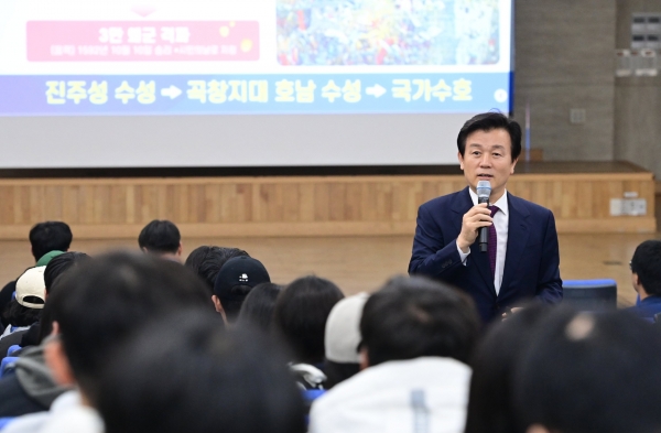 조규일 진주시장이 16일 경상국립대학교 대경학술관에서 일일특강 강사로 강단에 올랐다.