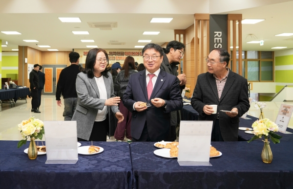 경상국립대학교(GNU·총장 권순기)는 16일 오후 가좌캠퍼스 학생회관 3층 라운지에서 ‘개척 베이커리 및 우리 지역을 대표하는 아이디어 상품개발 공모전 시식 및 전시 행사’를 개최했다.