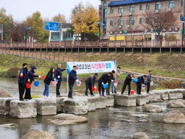 함양군은 11월 17일 내수면 어족자원 보호와 주민 소득증대 도모를 위해 함양읍 위천을 비롯한 하천 등 공공용 수면에 다슬기 100만마리, 붕어 6만6,800마리를 방류했다.