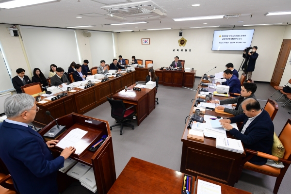 행정사무감사 기간 동안 ‘경남도의회는 경남도정의 들러리냐’는 볼멘소리가 각 위원회에서 도출되는 가운데, 경남교육청 또한 경남도의회를 ‘방망이 두드리는 기관’ 정도로 보는 것이 아니냐는 지적이 나왔다.