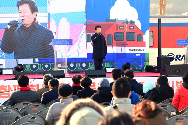 진주시는 18일 철도문화공원에서‘시민과 함께하는 철도문화공원 페스티벌’ 개막식을 시작으로 화려한 막을 열었다.