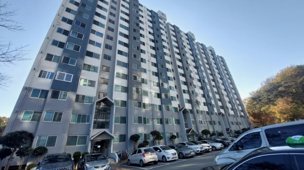 하동군 관내 노후 공동주택이 민선 8기 들어 대대적인 시설개선으로 안전하고 편리한 명품 주거단지로 거듭나고 있다.