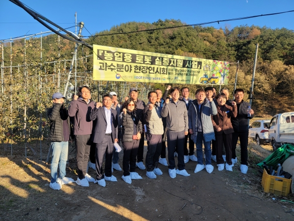 거창군은 지난 22일 주상면 김병철(사과마이스터) 다축 사과원에서 조재호 농촌진흥청장, 거창다축사과연구회 등 관계자 50여 명이 참석한 가운데 농촌진흥청과 한국농업기술진흥원(이하 농진원)이 시행하는 ‘2023년 농업용 로봇 실증지원 사업’ 과수분야 현장 연시회를 성공적으로 개최했다.