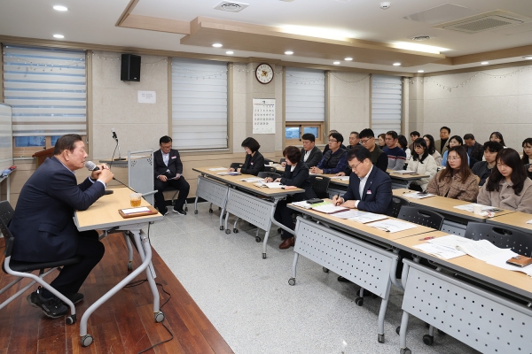 함안군은 지난 22일 여항면 소재 여항마을문화센터에서 지방세 업무담당자 역량강화를 위한 연찬회를 가졌다.