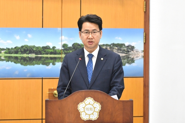 진주시의회 경제복지위원장 윤성관 의원이 시의원 21명과 함께 대표 발의한 '진주시 모범장수기업 육성 및 지원에 관한 조례안'이 상임위원회 심사를 통과해 12월 1일 본회의 의결을 앞두고 있다.