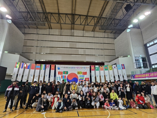 사천시는 서부경남이주민센터(센터장 박종옥)가 지난 26일 사천체육관에서 관내 기업체에서 근무하는 10개국 외국인 근로자 및 가족 200여 명을 초청해 ‘제25회 외국인 근로자 어울림 한마당 축제’를 개최했다고 27일 밝혔다.
