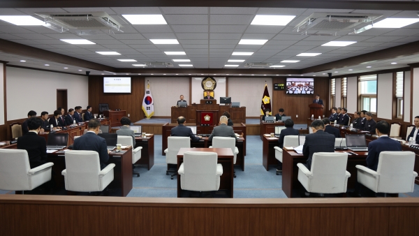 합천군의회(의장 조삼술)는 27일 제277회 합천군의회 제2차 정례회 제1차 본회의에서 ‘PF금융기관에 대한 금융감독원의 즉각적 조사 촉구 건의문’과 ‘두무산 양수발전소 결정 촉구 건의문’을 만장일치로 채택했다.